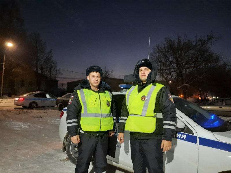 Свердловские полицейские оказали помощь многодетной семье, оказавшимся в трудной ситуации на дороге