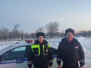 В Свердловской области инспекторы ДПС спасли водителя, которому стало плохо в дороге