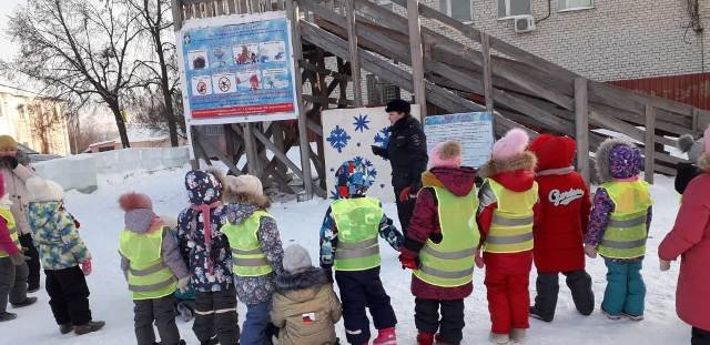В Свердловской области «Родительские патрули» вместе с сотрудниками Госавтоинспекции демонстрируют детям безопасные маршруты движения
