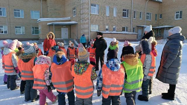 В Свердловской области «Родительские патрули» вместе с сотрудниками Госавтоинспекции демонстрируют детям безопасные маршруты движения